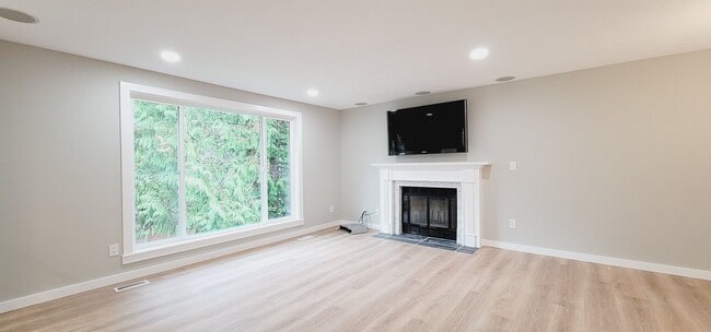 Building Photo - Stunning 4 bedroom House in an amazing location of Puyallup!