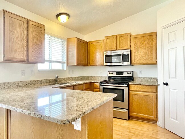 Building Photo - Lovely Sandy Home in Well Kept Neighborhood!