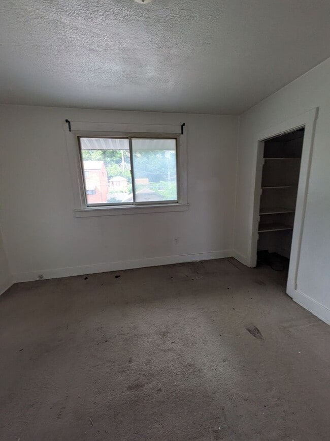 Building Photo - 2 bed 1 bath home with large living room a...