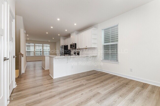 Building Photo - 6122 Cleburne Ct