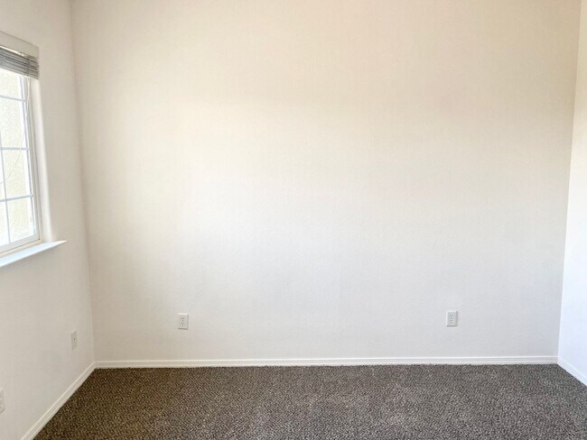Building Photo - Spacious 4/2.5 off Fig Garden Loop