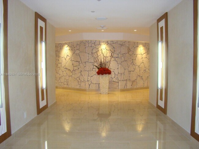 Building Photo - 1121 Crandon Blvd