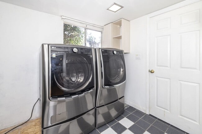 Building Photo - Spacious 3 Bed, 2.5 Bath Home in Quiet Neighborhood w/ AC + Pool!