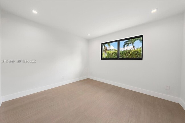 Building Photo - 10945 SW 75th Ct