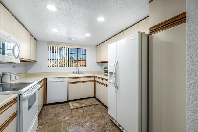 Building Photo - 2701 E Mesquite Ave