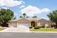 Building Photo - Stunning 3-Bedroom Home with Private Backy...