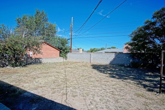 Building Photo - UPTOWN UPDATED 3/BD 2/BA 1/CG