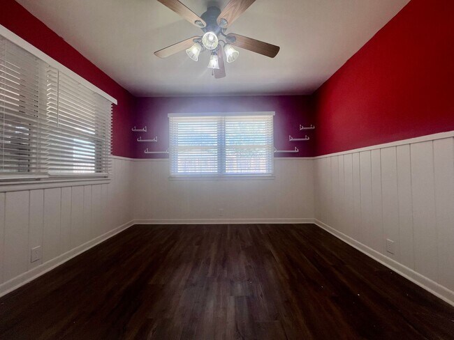 Building Photo - Stunning Large 3 Bedroom Home!
