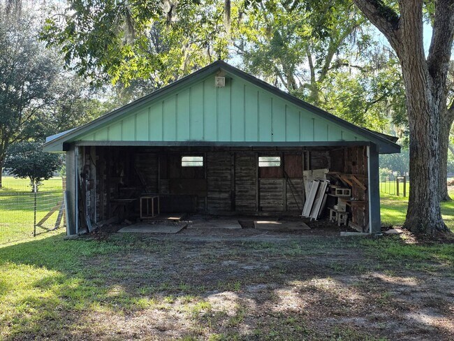 Building Photo - Country Living with Beautiful Oak Trees on Acreage!