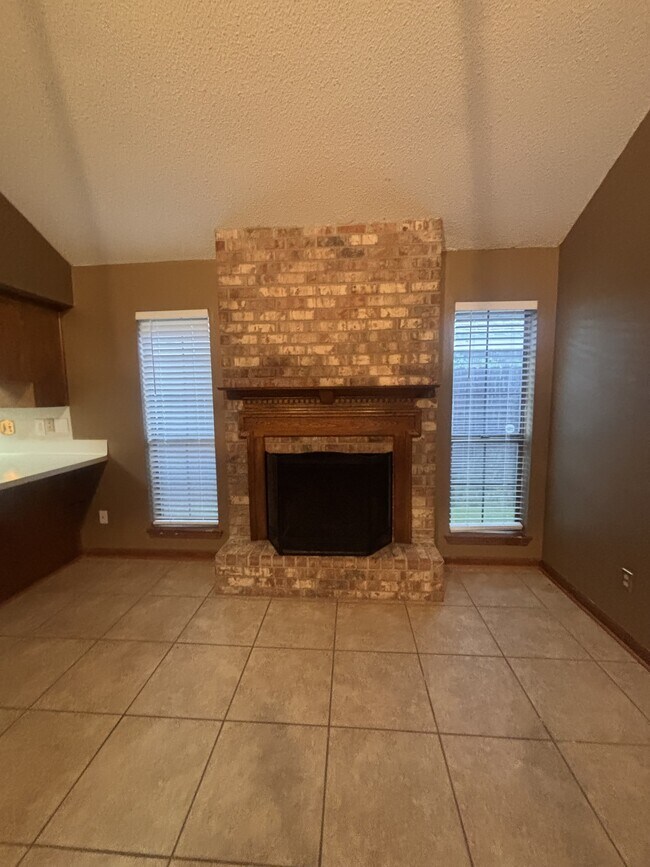 Building Photo - 106 Darteze Dr