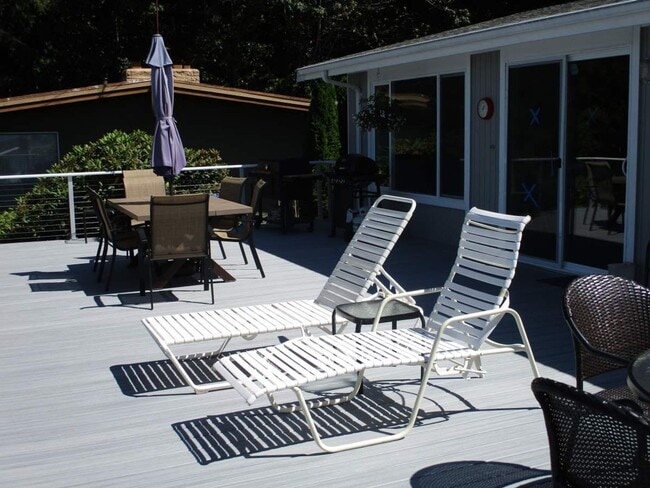 Building Photo - Charming Partially Furnished Waterfront Ho...