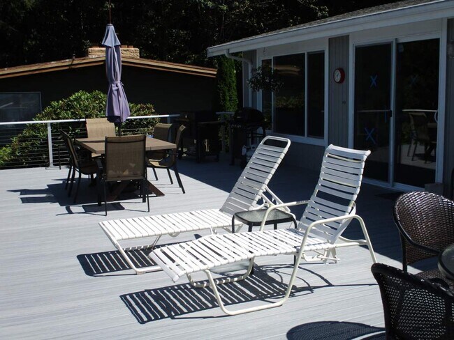 Building Photo - Charming Partially Furnished Waterfront Home in Gig Harbor