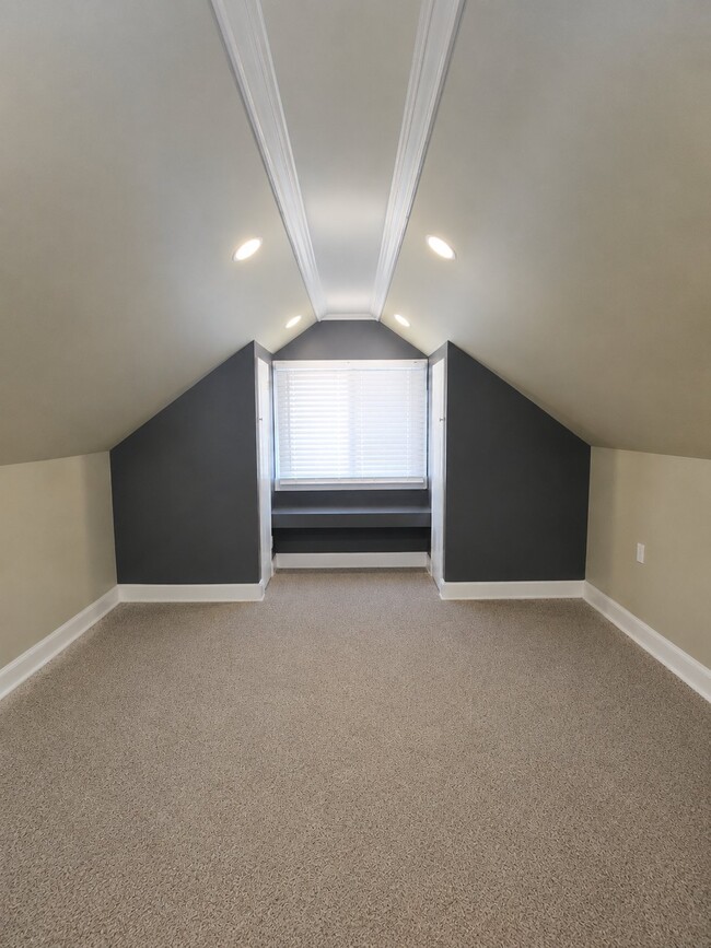 Building Photo - 6004 N Pointe Blvd