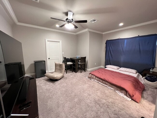 Building Photo - 4 BEDROOM/3 BATH SPACIOUS IN GATED COMMUNITY