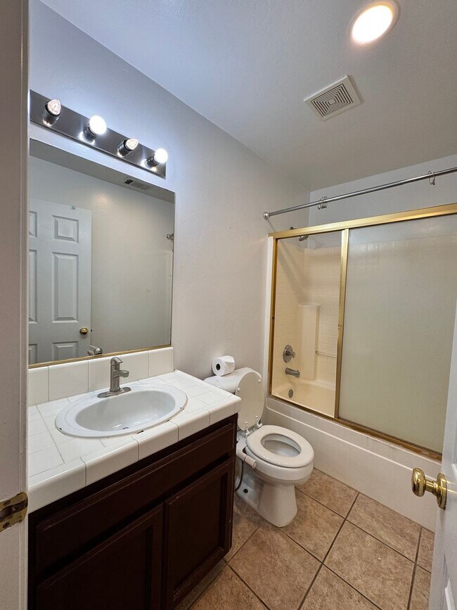 Building Photo - SW Home 3bed 2bath + office space $2250rent/deposit