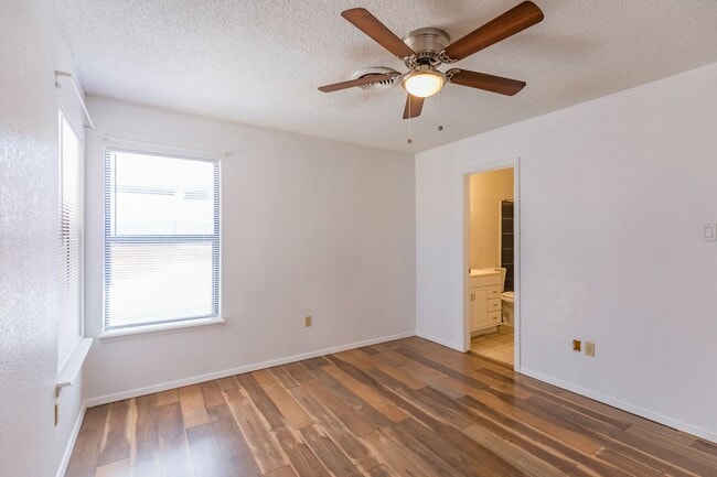 Building Photo - 3 Bedroom 2 Bath Home