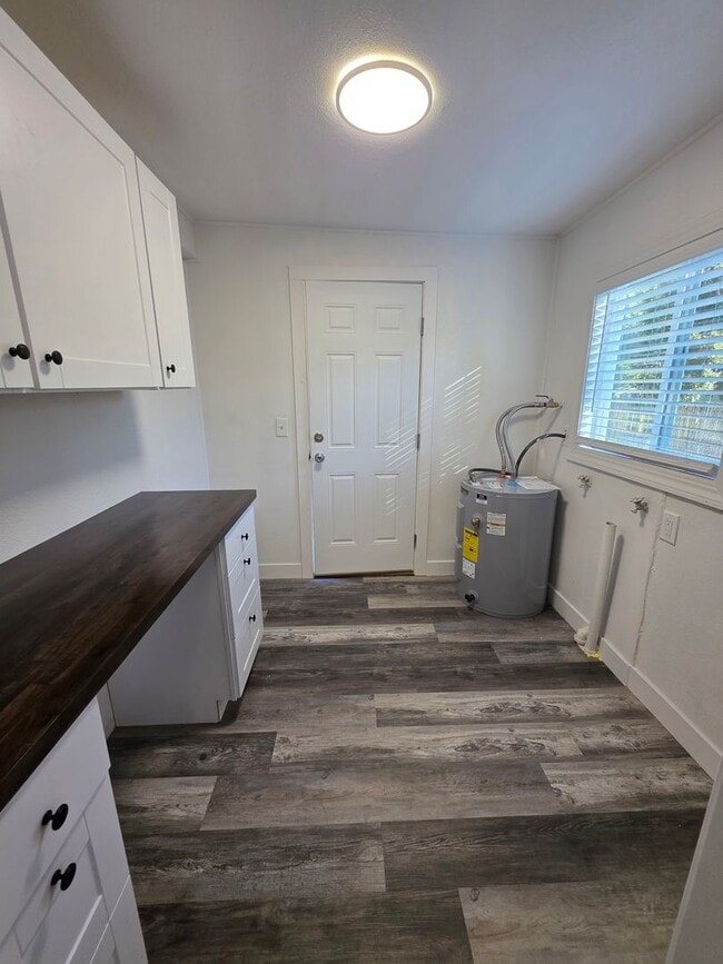 Building Photo - REMOELED 2 BED 1 BATH HOUSE READY NOW!