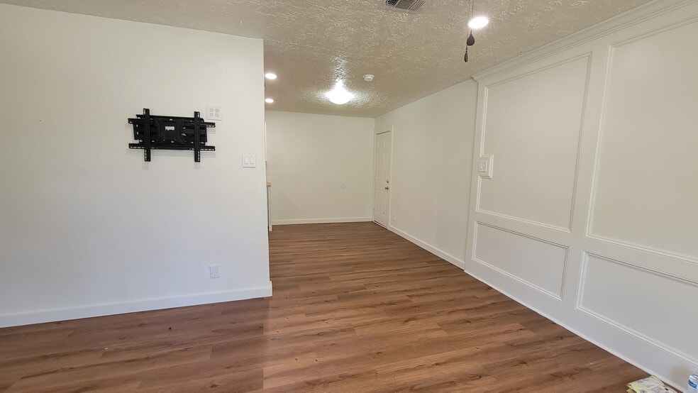 Building Photo - 2100 Hill Top Ct