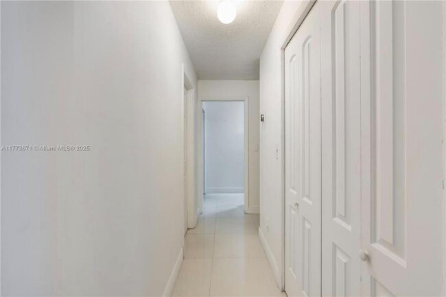 Building Photo - 3 bedroom in Miami FL 33165
