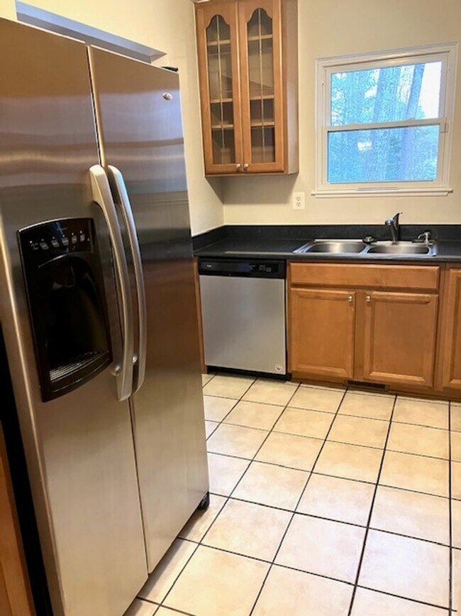 Building Photo - SPACIOUS HOME ON LARGE LOT - 4 BEDS 2.5 BATHS