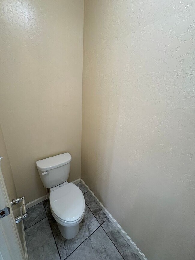 Building Photo - SE Visalia home Available Now!