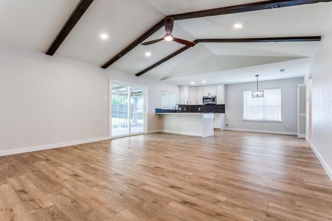 Building Photo - 4825 Cloverdale Ln