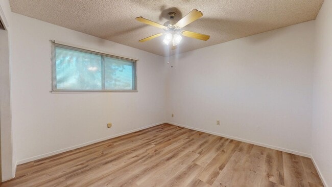 Building Photo - 827 N Armstrong Ave