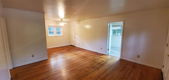 Building Photo - 3 Bed 1 Bath House with fenced-in yard! Av...