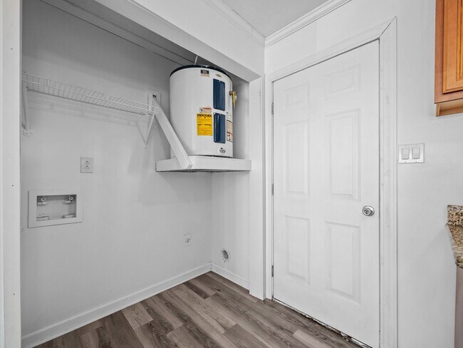 Building Photo - Ravenwood Apartments!!