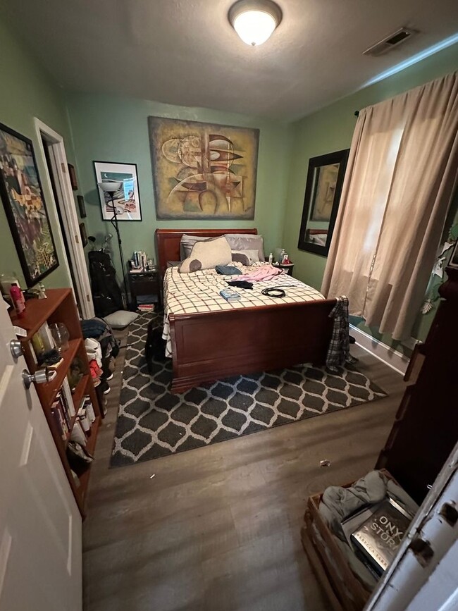 Building Photo - 4-5 Bedroom Single Family Home Located in ...