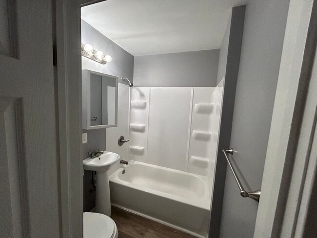 Building Photo - 3 bedroom with fenced in yard