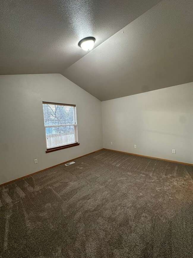 Building Photo - Lovely SE Single Story 3 Bedroom Home with Office!