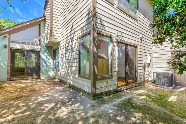 Building Photo - Prime Location Near Ravenel Bridge & Charl...