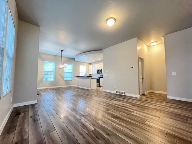 Building Photo - 3 Bedroom/3.5 Bathroom Townhome in South J...