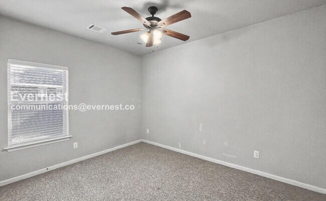 Building Photo - 3 Bed, 2 Bath Home with Fenced Yard & Garage / Pet-Friendly / Available Now!