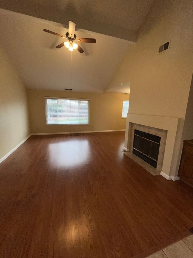 Building Photo - 4BR / 2.5 bath with over 1700 square feet....