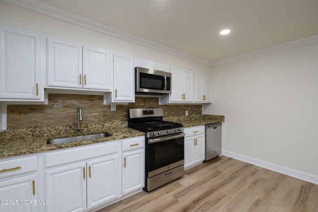 Building Photo - 136 7th St