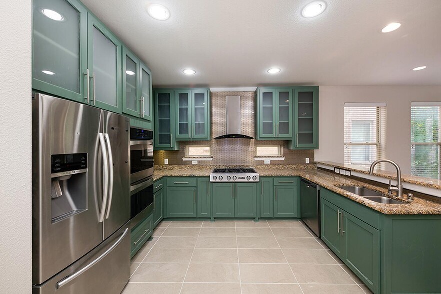 Building Photo - Stylish M Streets townhouse with modern interior & fenced yard