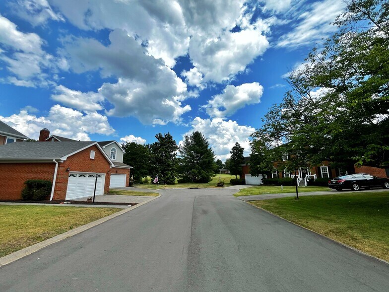 Quiet cul-de-sac right off the golf course - 604 Sherbourne Grn
