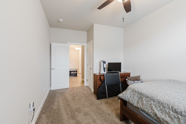Building Photo - Spacious 3 Bedroom 2 Bath Home with 3-Car ...