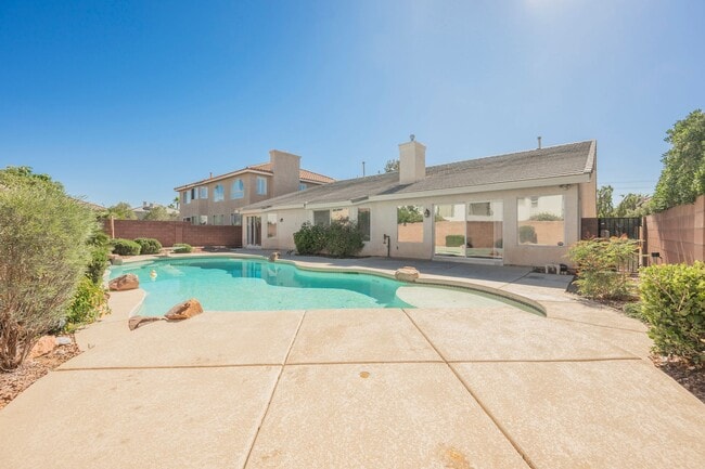 Building Photo - Gorgeous 1 Story Home in Gated Community