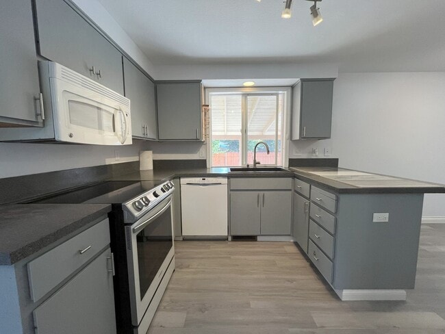 Building Photo - Spacious 4-Bedroom, 2.5-Bathroom Home with...
