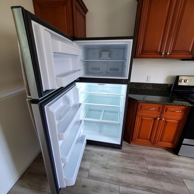 GE fridge and freezer combo. - 5731 Fulton Ave