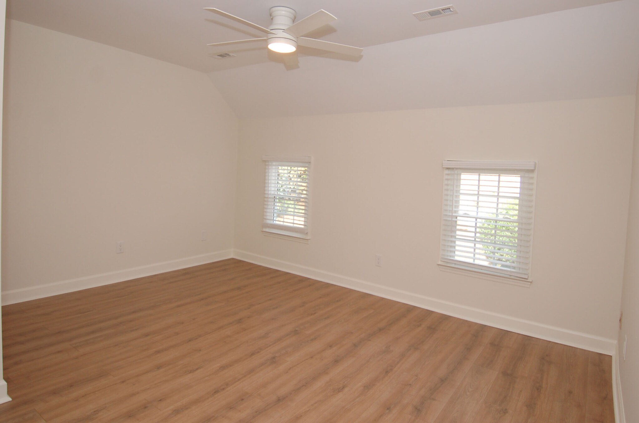 Building Photo - 1651 Village Glenn Dr