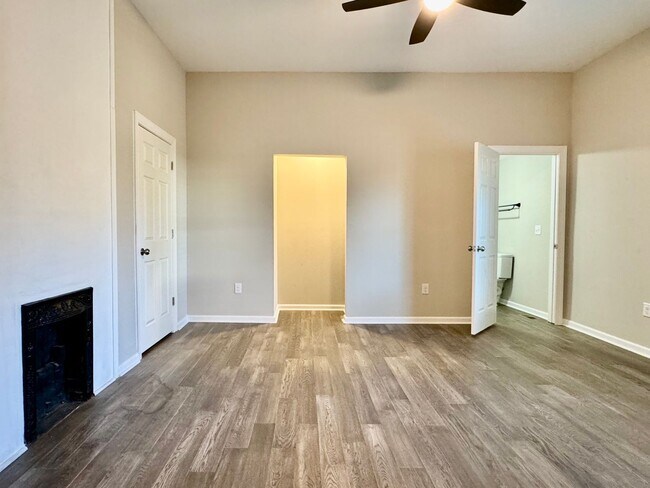 Building Photo - 218 College St