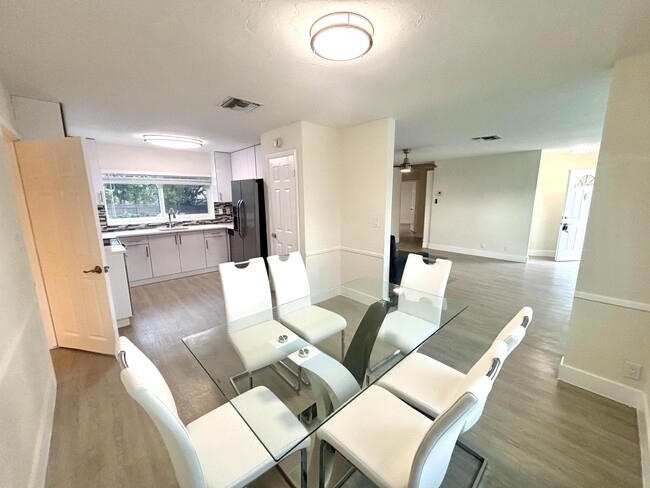 Building Photo - 323 Spanish River Blvd