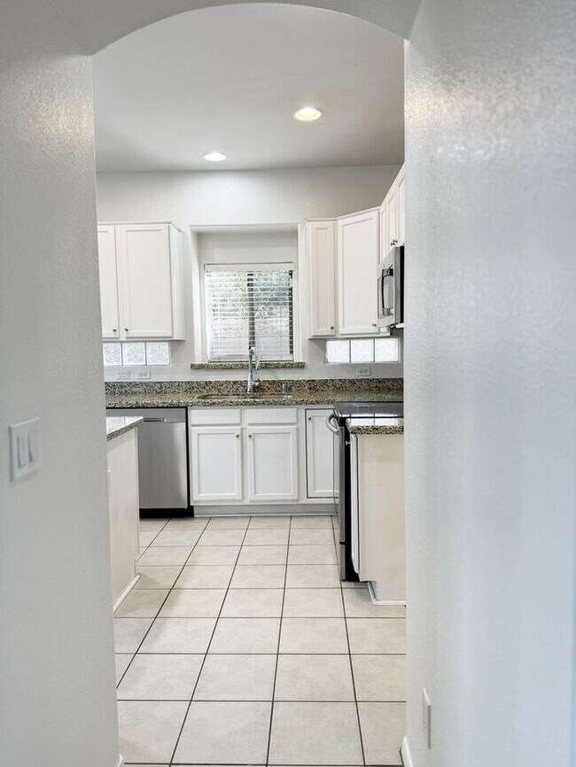 Building Photo - ABSOLUTELY STUNNING 4BR 2.5BA, OVER 2100SQFT, COMMUNITY POOL, CHANDLER