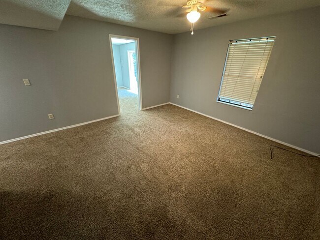 Building Photo - Great  Duplex in Southeast Springfield !