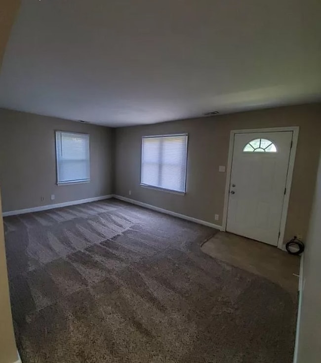 Building Photo - 2 bedroom home with 1+ car garage, pet friendly!