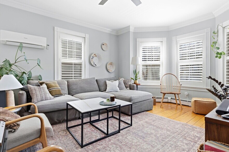 Building Photo - 722 E 2nd St